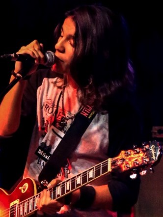 Mijael Peralta –Alumno de guitarra eléctrica y canto