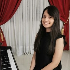 Romina Peralta. –Alumna de piano. Recibida en Lenguaje musical